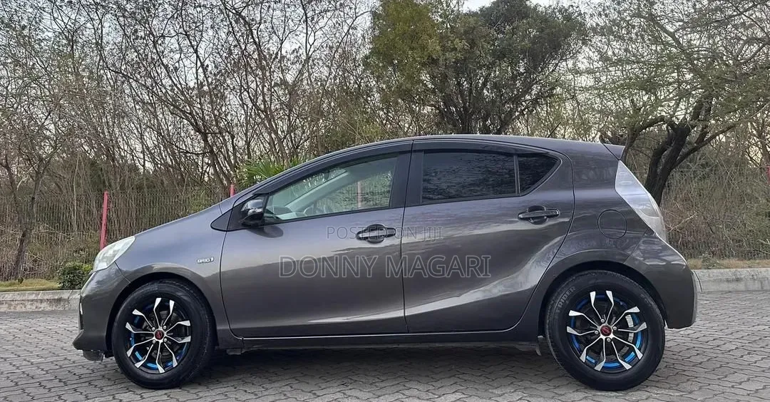 Toyota Aqua 2012 Gray