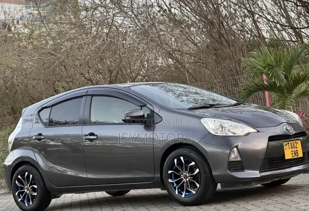 Toyota Aqua 2011 Gray