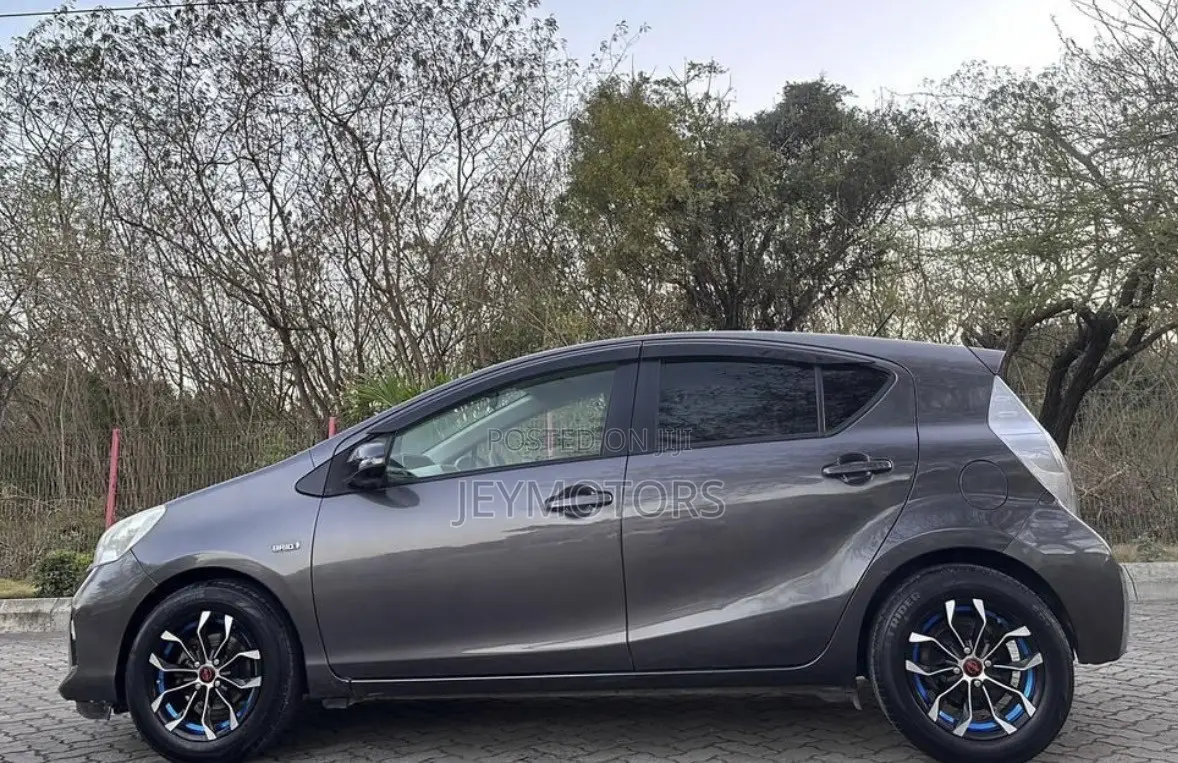 Toyota Aqua 2011 Gray