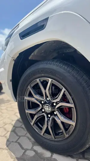 Toyota Hilux 2023 White