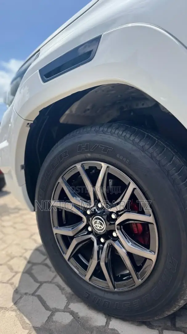 Toyota Hilux 2023 White