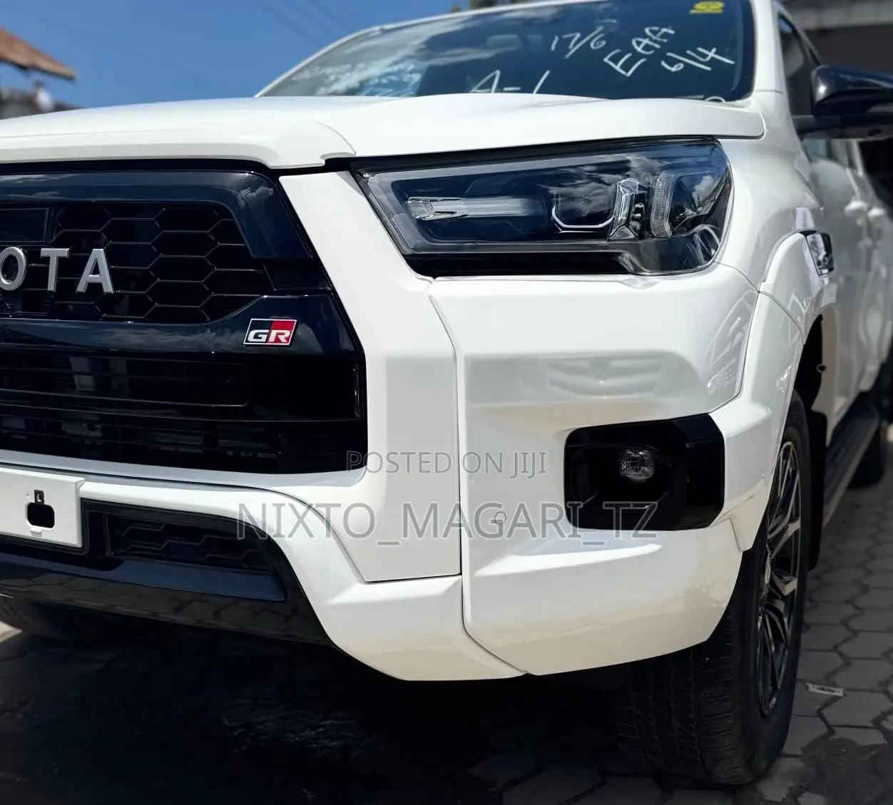 Toyota Hilux 2023 White