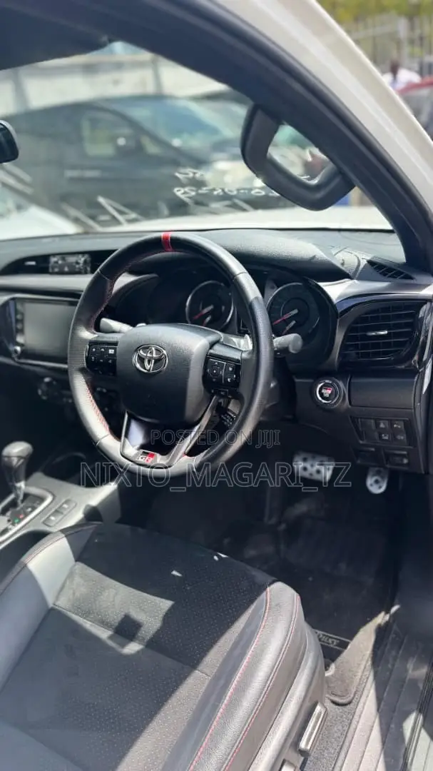 Toyota Hilux 2023 White