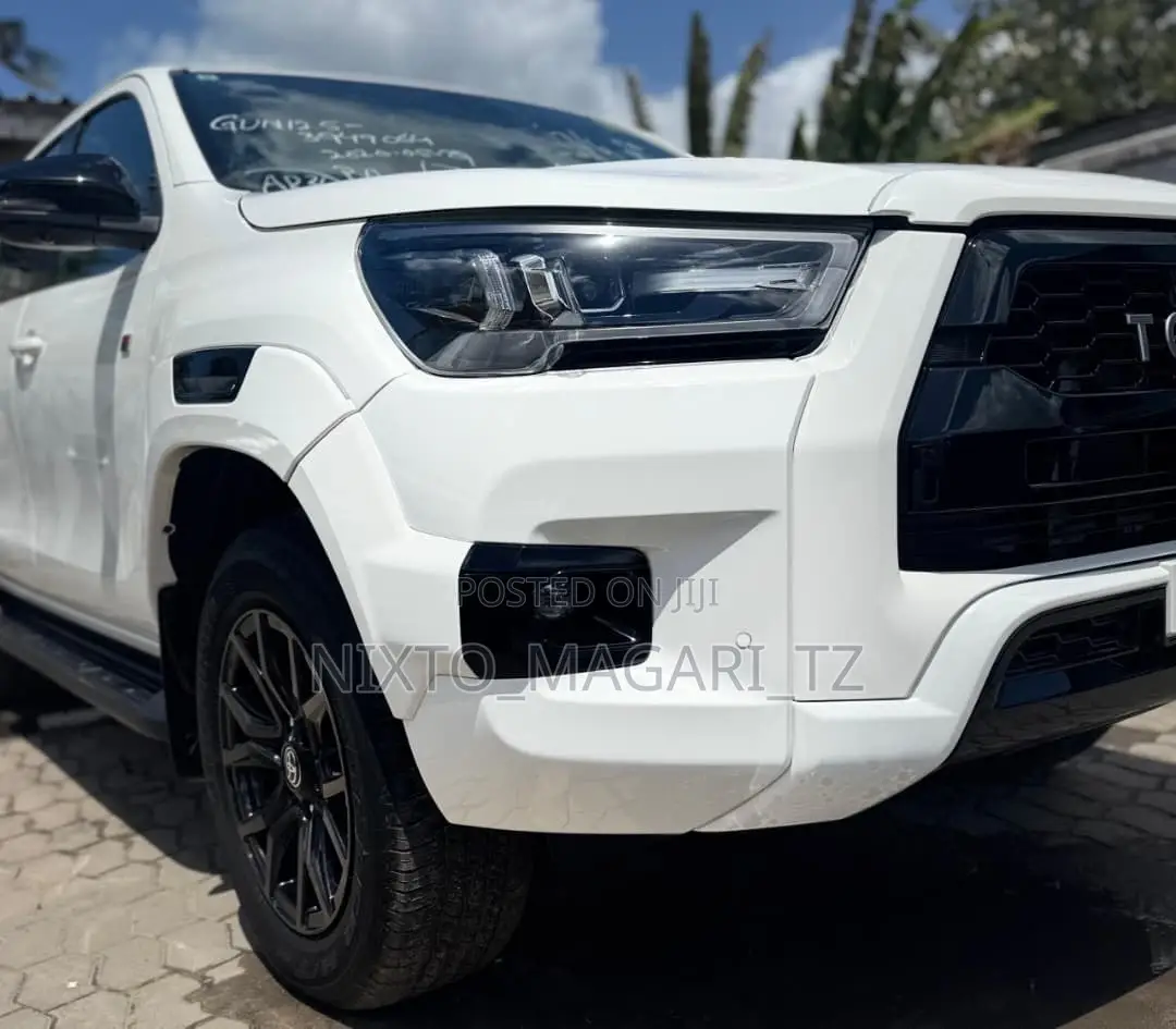 Toyota Hilux 2023 White
