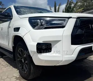 Toyota Hilux 2023 White