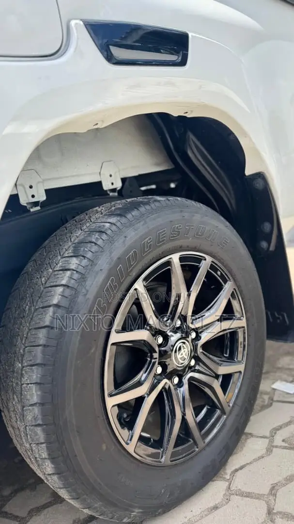 Toyota Hilux 2023 White