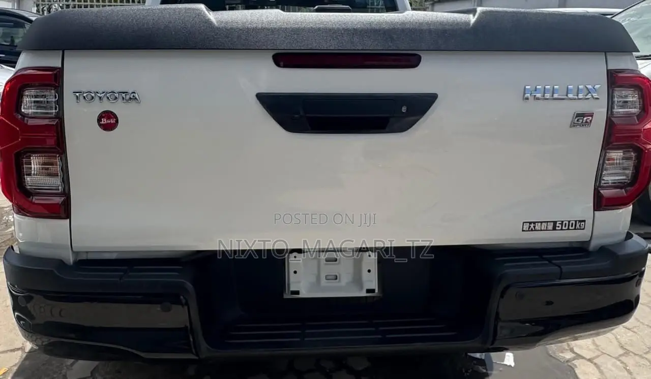 Toyota Hilux 2023 White