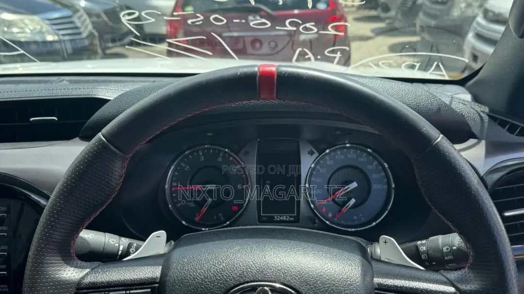 Toyota Hilux 2023 White