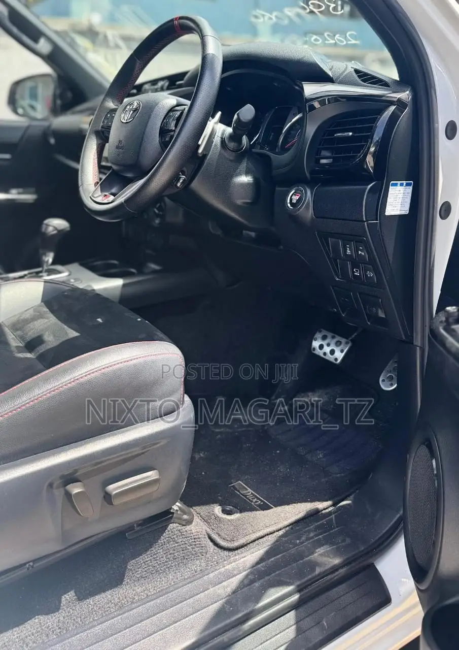 Toyota Hilux 2023 White