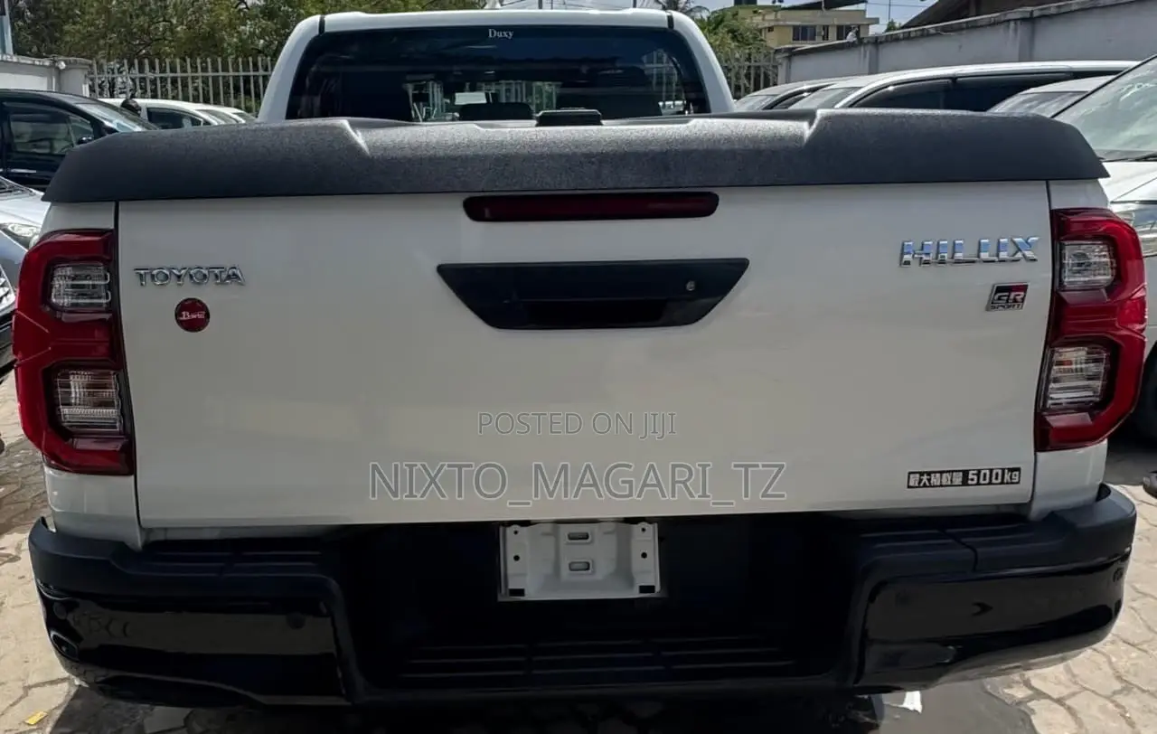 Toyota Hilux 2023 White