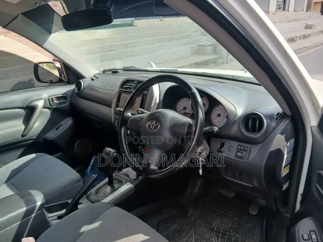 Toyota RAV4 2004 White
