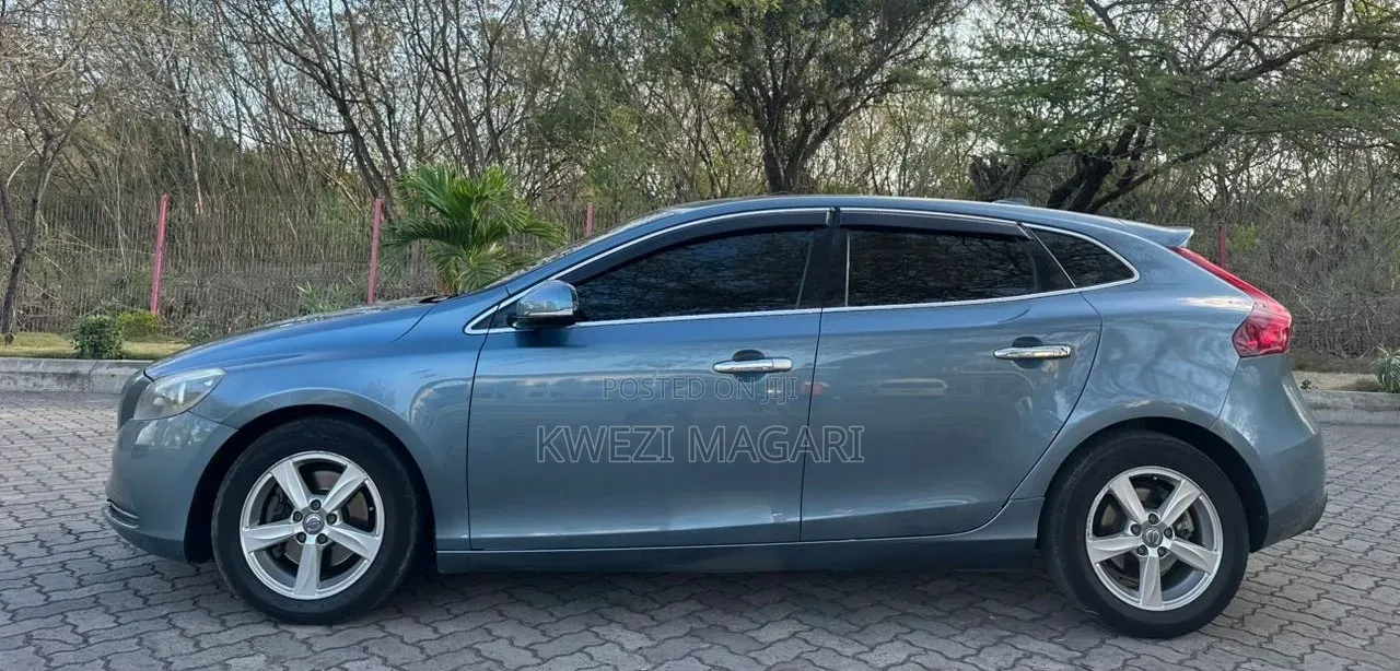 Volvo V40 2025 Blue