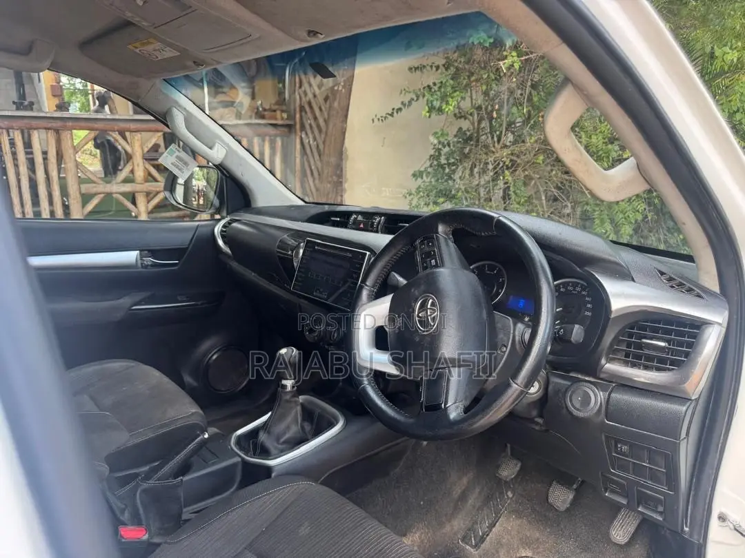 Toyota Hilux Revo Smart Cab Deisel 2.8 AWD 2018 White