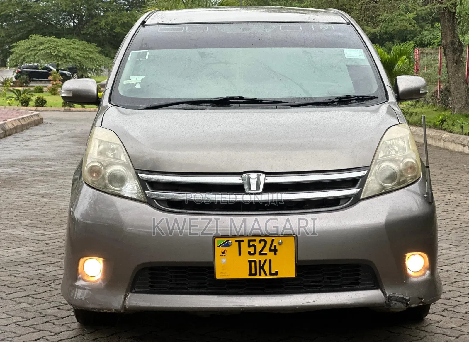 Toyota ISIS 2006 Gray