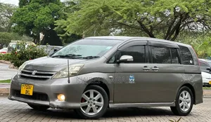 Toyota ISIS 2006 Gray