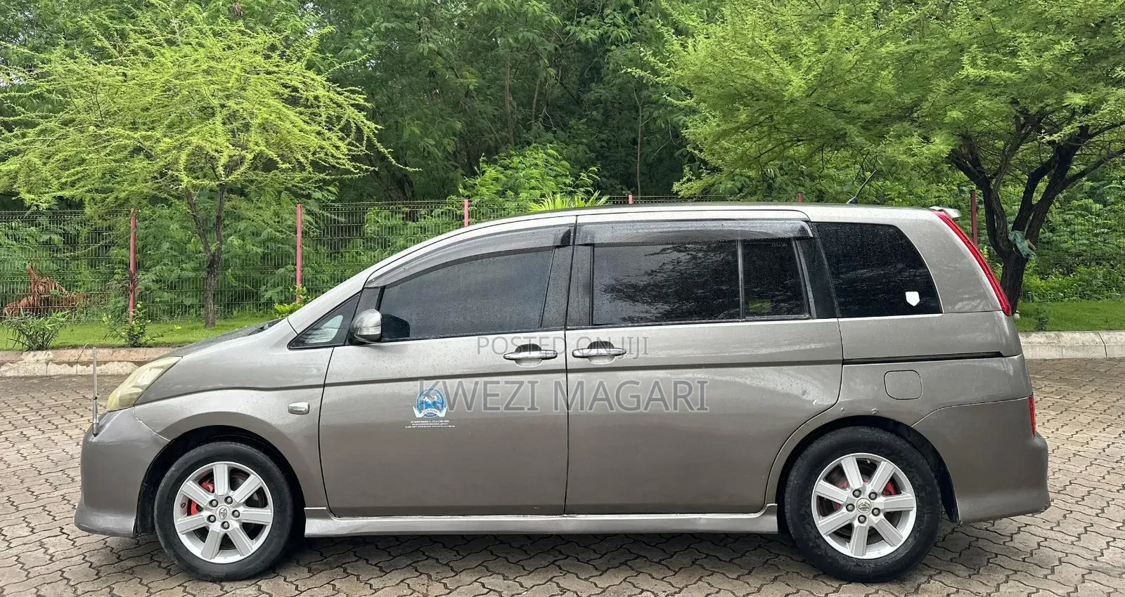 Toyota ISIS 2006 Gray