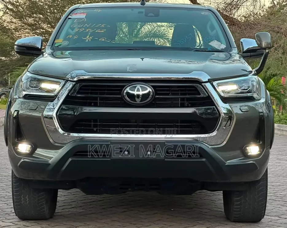 Toyota Hilux 2023 Gray