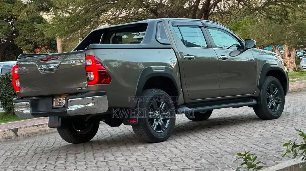 Toyota Hilux 2023 Gray