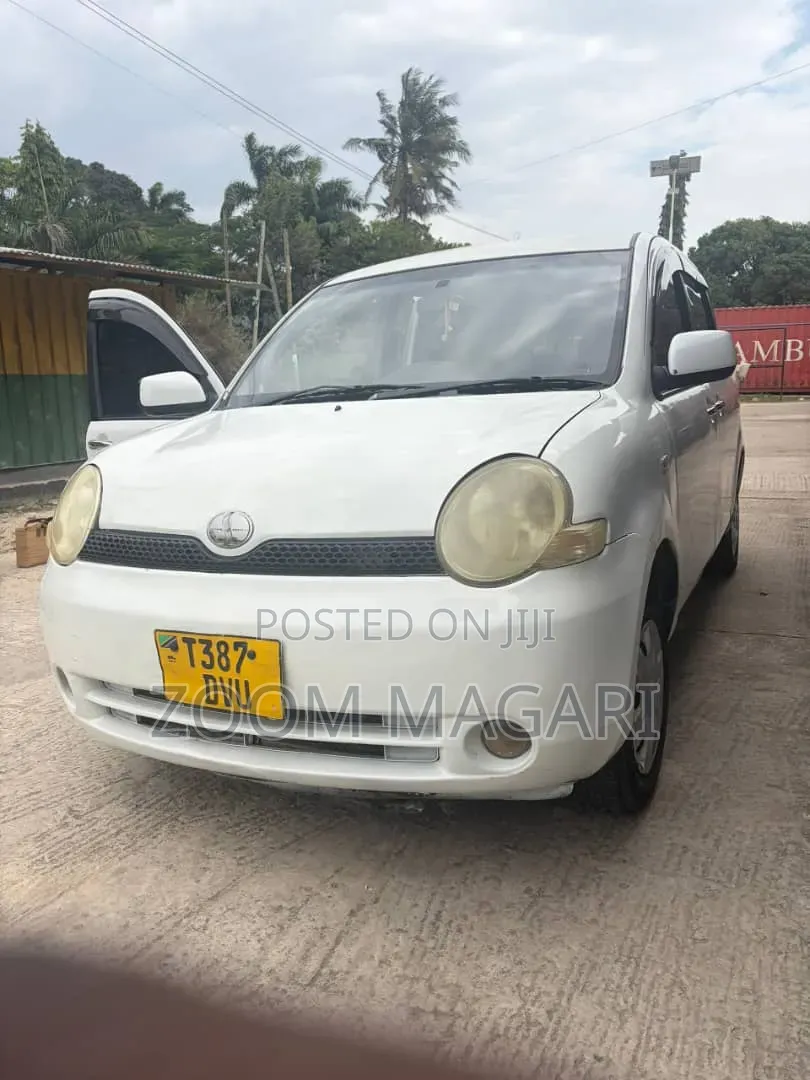 Toyota Sienta 2004 White