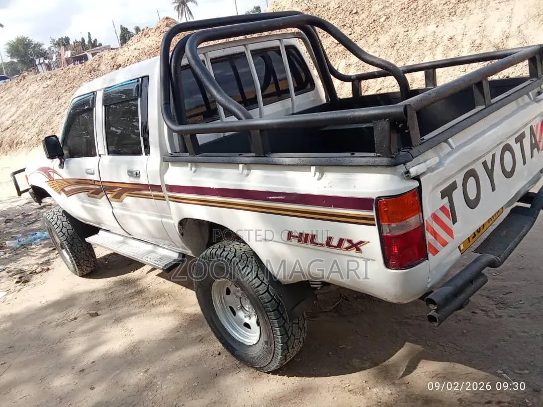 Toyota Hilux 2002 White