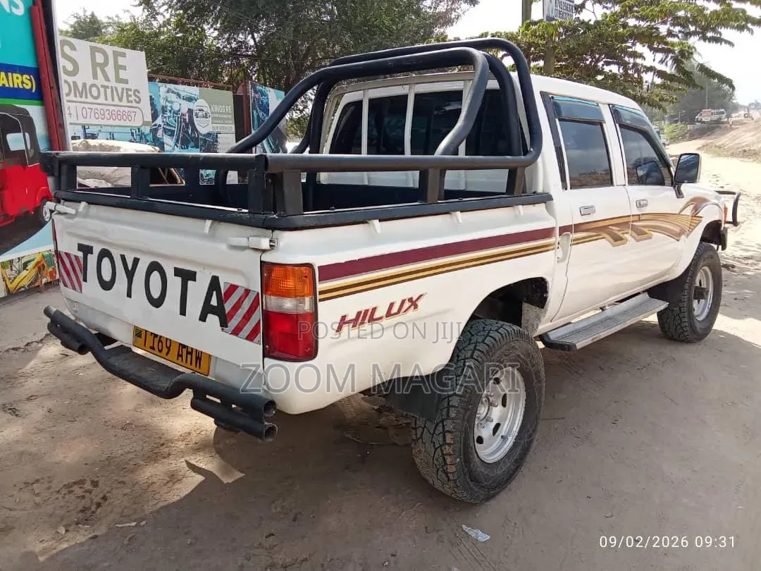 Toyota Hilux 2002 White