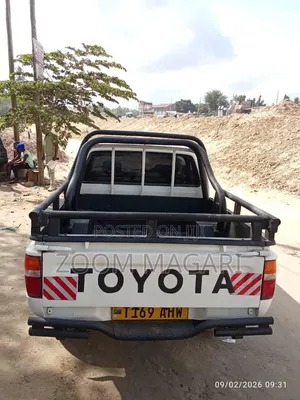Toyota Hilux 2002 White