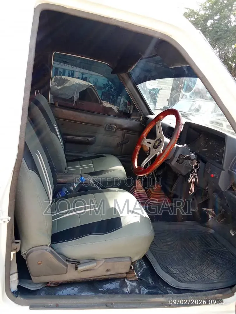 Toyota Hilux 2002 White