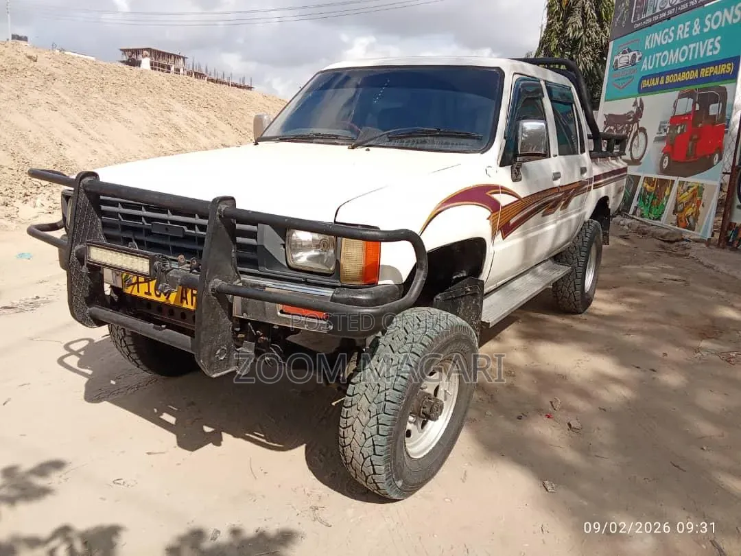 Toyota Hilux 2002 White