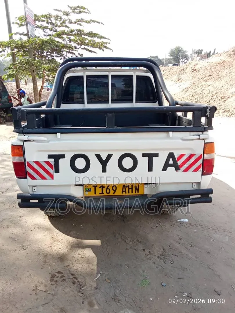 Toyota Hilux 2002 White