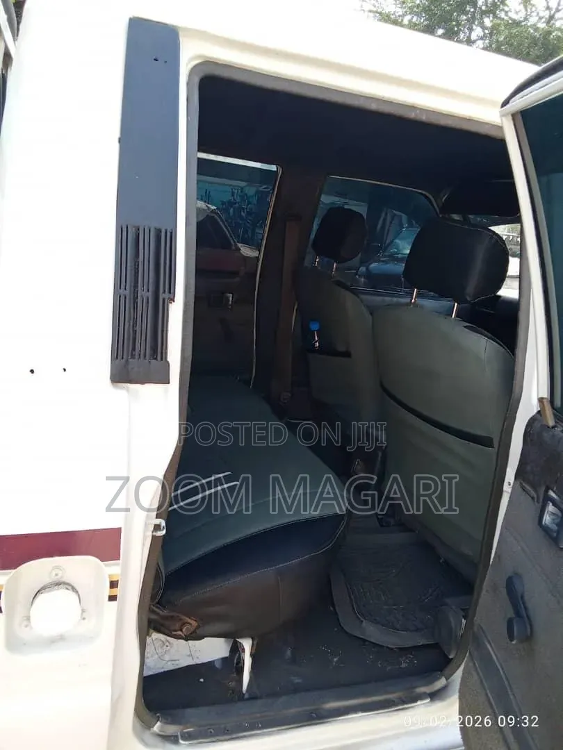 Toyota Hilux 2002 White