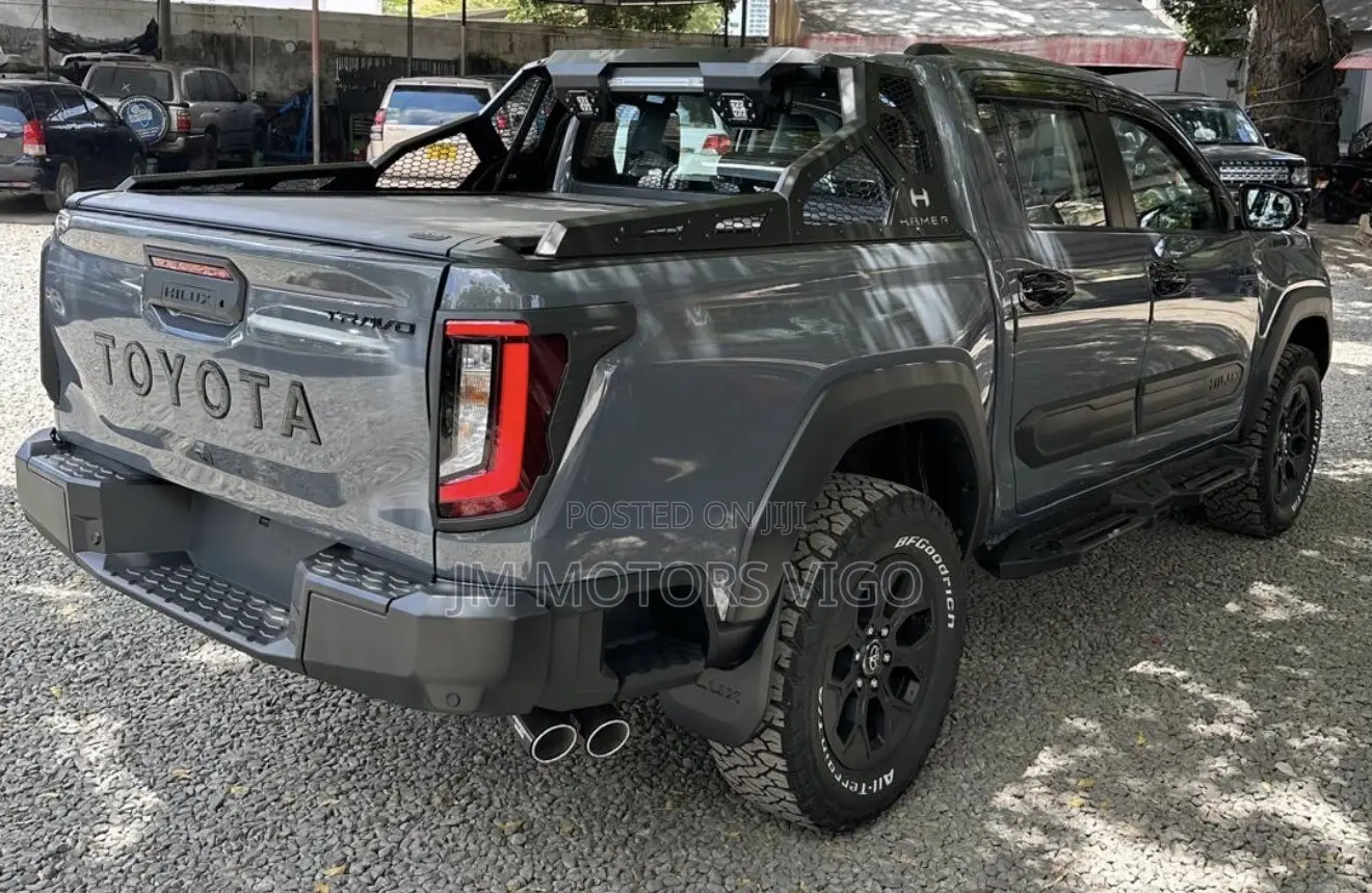 New Toyota Hilux 2026 Gray