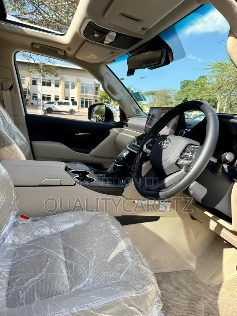Toyota Land Cruiser 2025 White