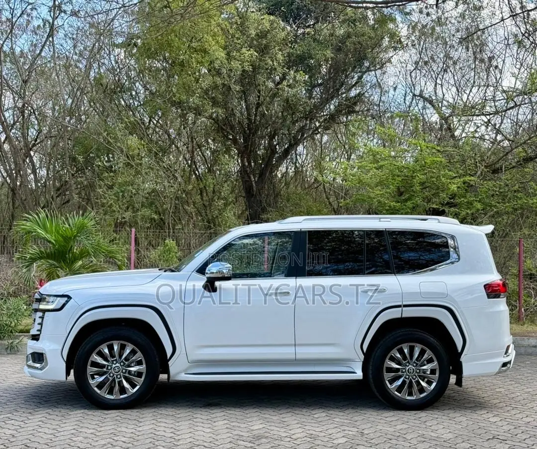 Toyota Land Cruiser 2025 White