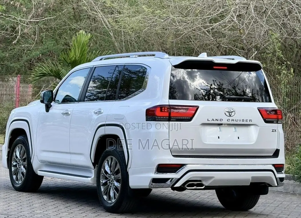 Toyota Land Cruiser LC300 2025 White