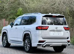 Toyota Land Cruiser LC300 2025 White