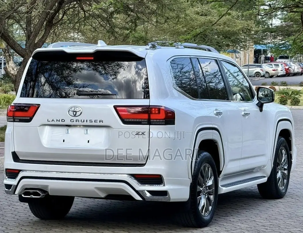 Toyota Land Cruiser LC300 2025 White