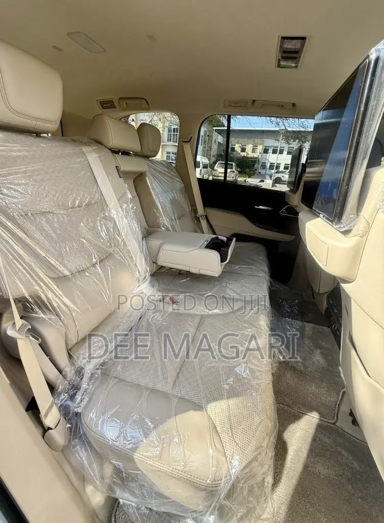 Toyota Land Cruiser LC300 2025 White