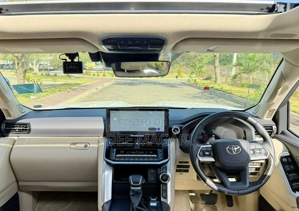 Toyota Land Cruiser LC300 2025 White