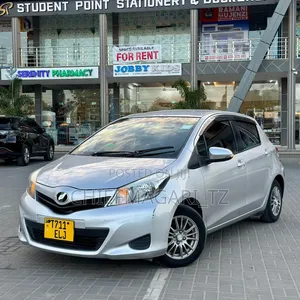Toyota Vitz 2013 Silver