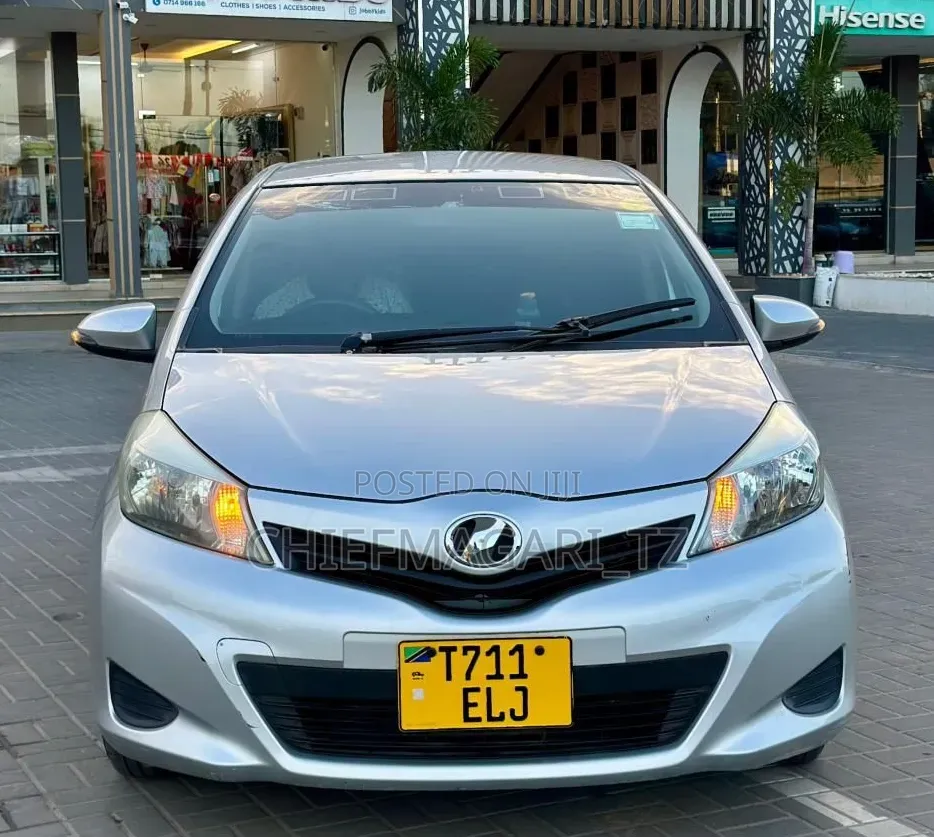 Toyota Vitz 2013 Silver