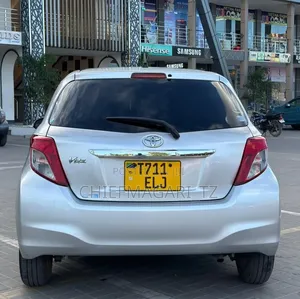 Toyota Vitz 2013 Silver