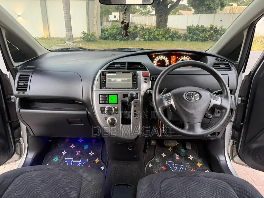 Toyota Ractis 2008 Silver