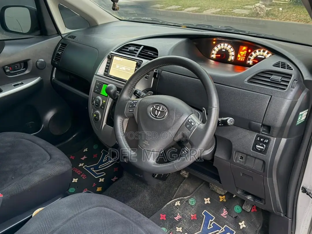Toyota Ractis 2008 Silver