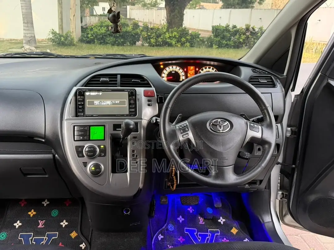 Toyota Ractis 2008 Silver