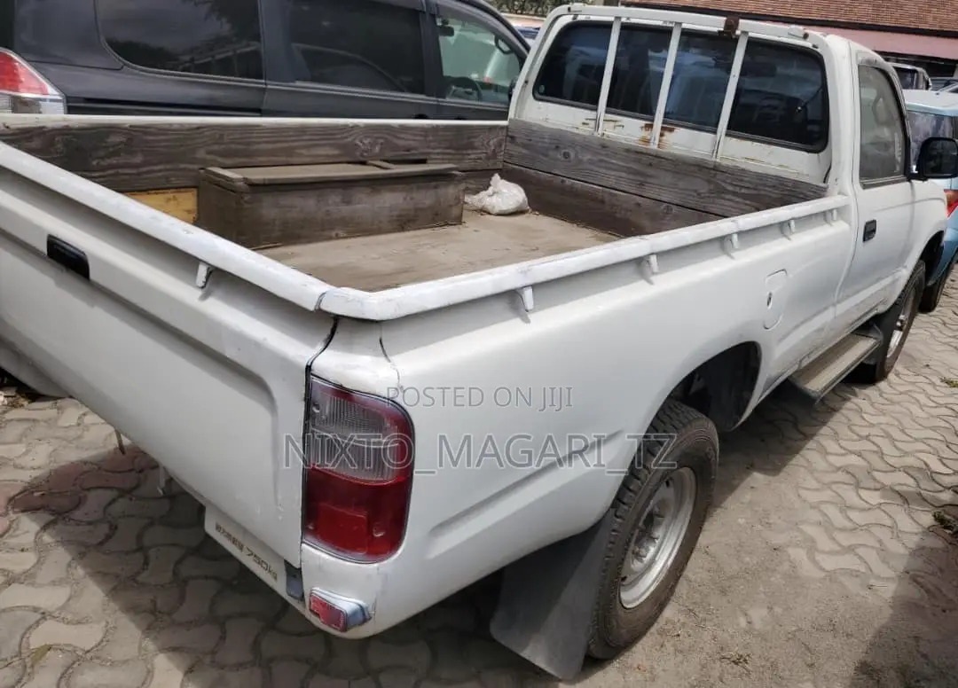 Toyota Hilux 2012 White