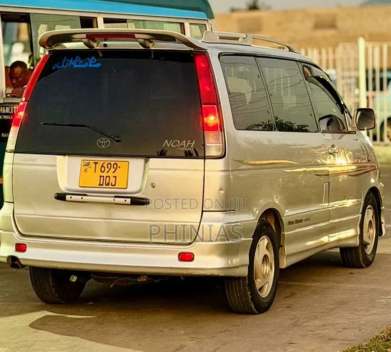 Toyota TownAce Noah 2000 Silver