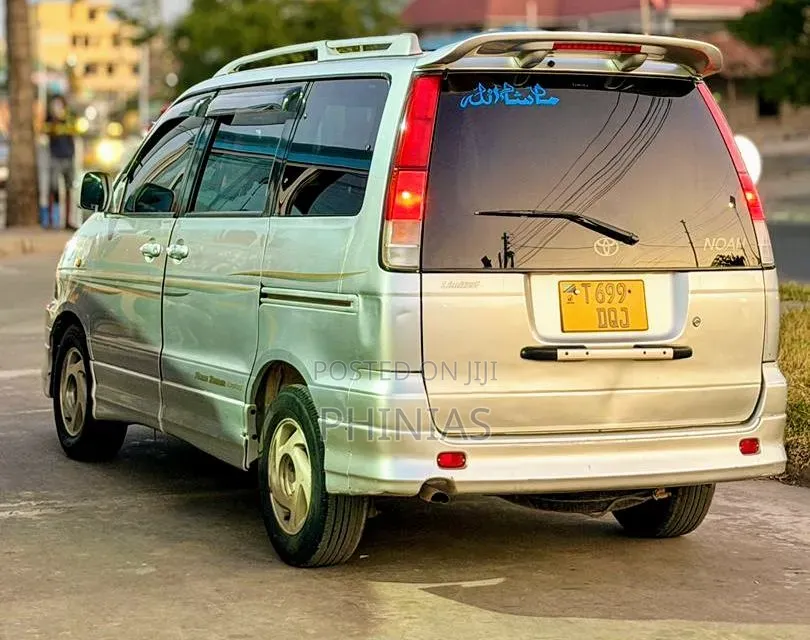Toyota TownAce Noah 2000 Silver