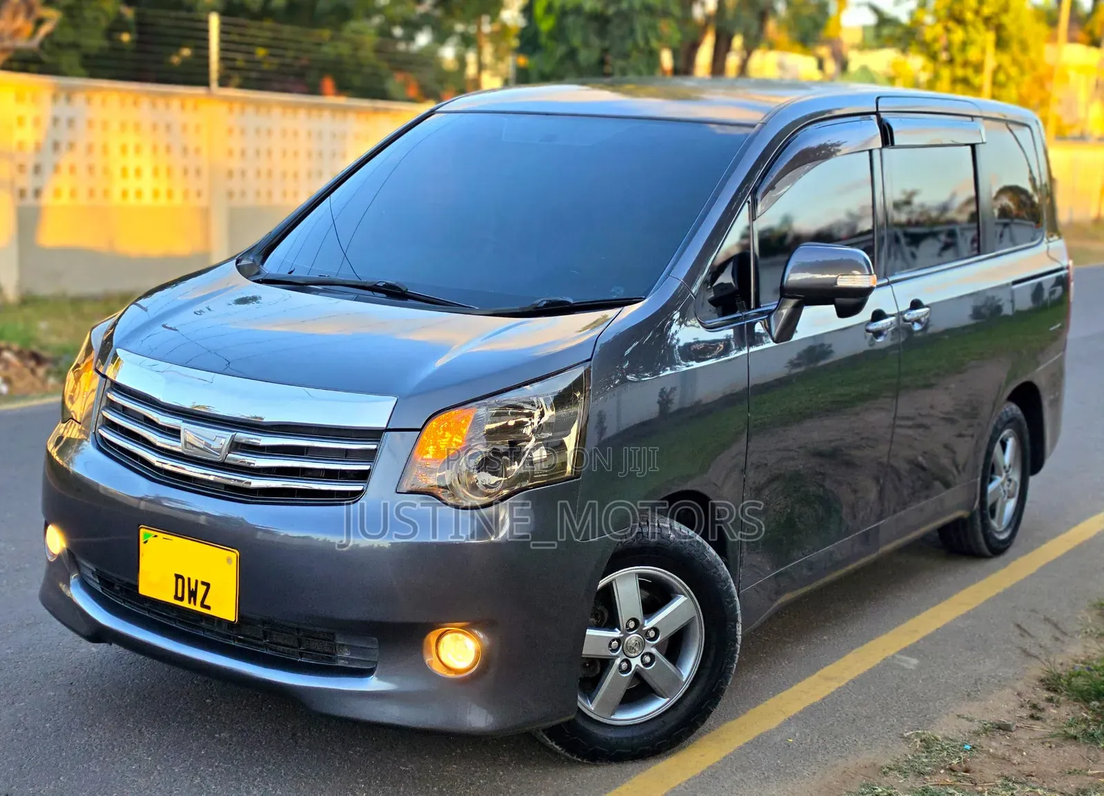 Toyota Noah 2010 Gray
