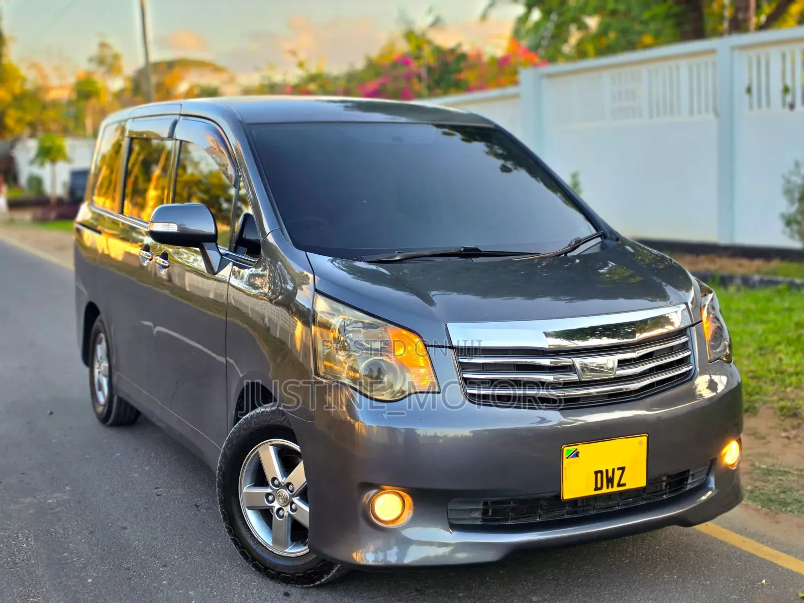 Toyota Noah 2010 Gray