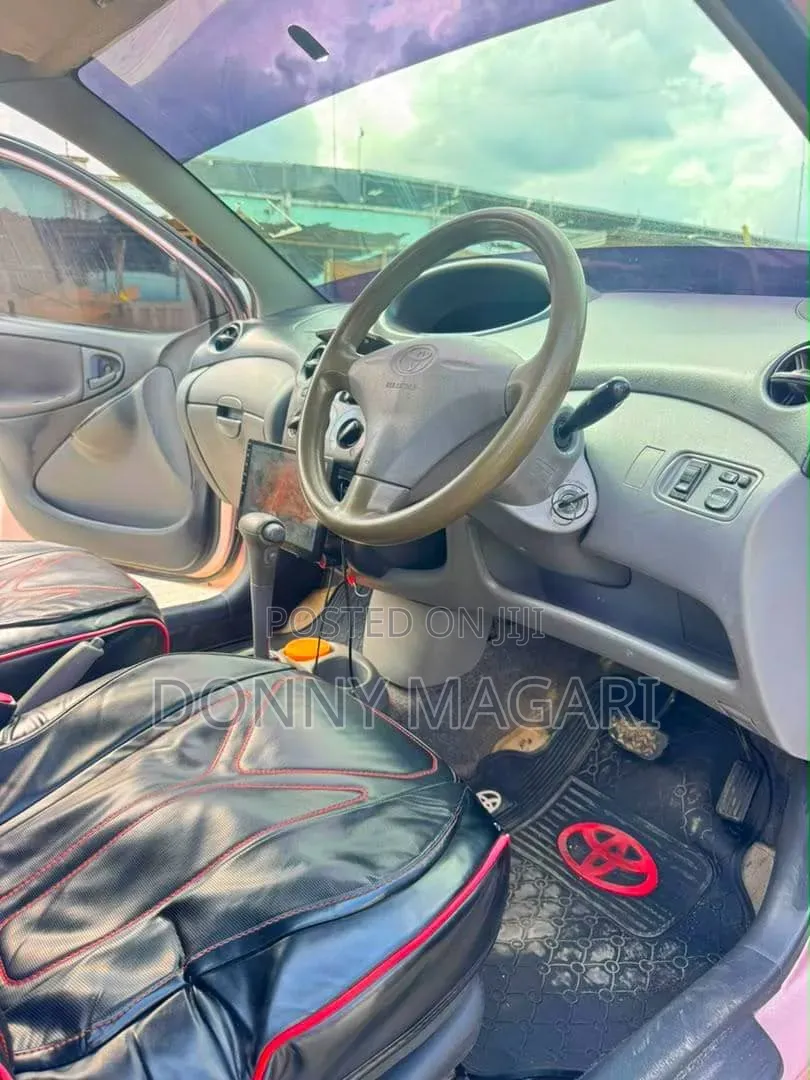 Toyota Vitz 2004 Pink